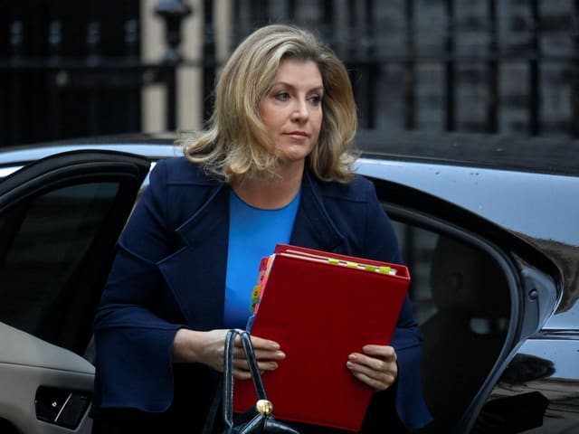 Penny Mordaunt steigt aus einem Auto-