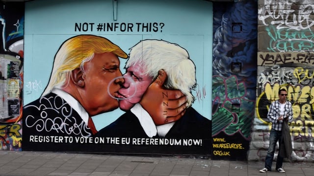 Ein Graffiti in London zeigt den historischen «Bruderkuss», umgewandelt in einen Kuss zwischen Trump und Johnson.