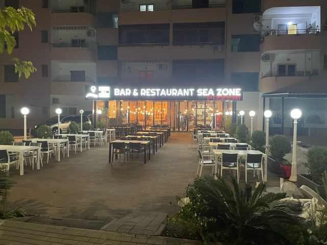 Ein Bild der Restaurantterrasse in der Nacht.