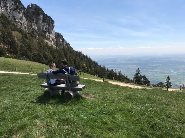 Chrigeli und Kunz auf einem Bänkli.