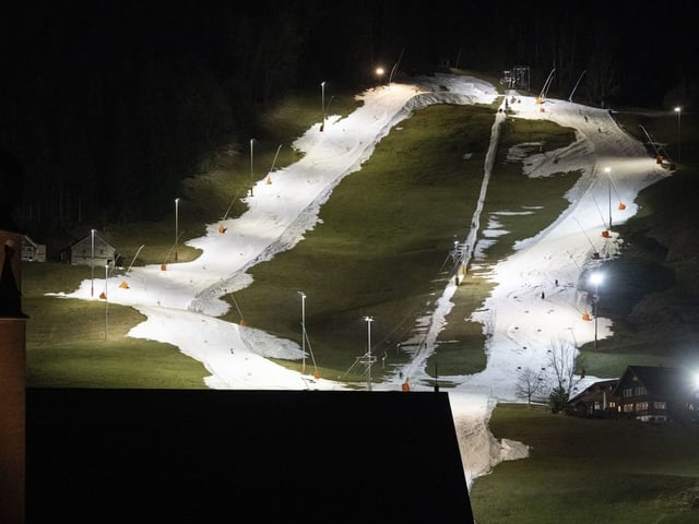 Blick auf die beleuchtete Piste.