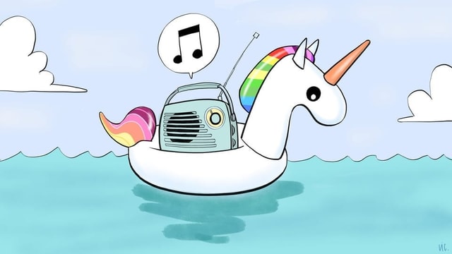 aufblasbares Regenbogen-Einhorn mit einem Radio auf dem Rücken