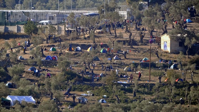 Mehrere Zelte auf der griechischen Insel Lesbos.