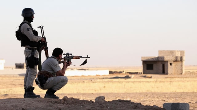 Zwei Soldaten mit Gewehren im Schatten