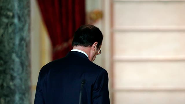 Präsident François Hollande läuft von einem Mikrofon weg