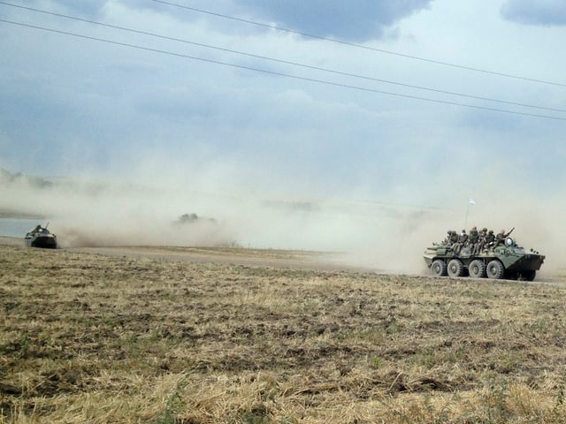 Gepanzerte Fahrzeuge auf einem Feld.