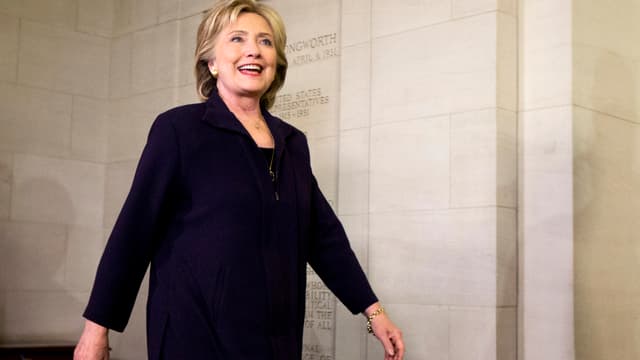 Clinton beim Verlassen der Anhörungsraumes im Capitol in Washington.