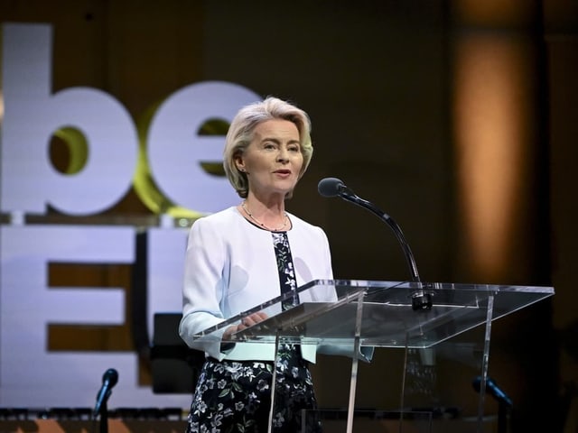 Von der Leyen spricht zu einem Publikum