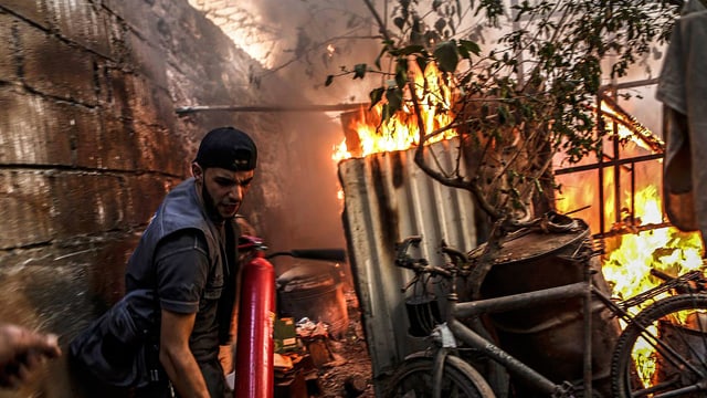 Mann versucht Feuer zu löschen