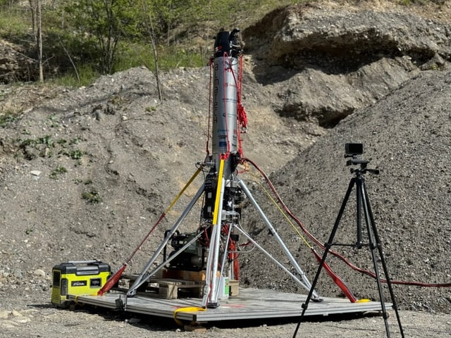 Raketentestgelände mit Kamera und Ausrüstung im Freien.