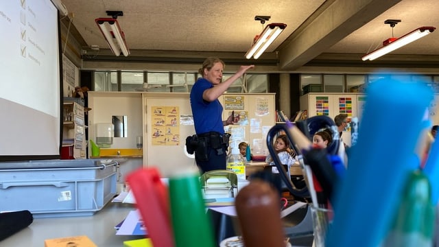 Polizistin in der Schulle