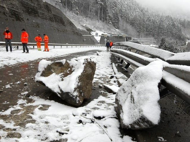 Boulders on the A2 motorway in the canton of Uri in winter 2009