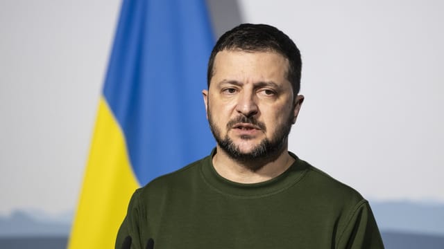 Der ukrainische Präsident Selenski spricht vor den Medien.