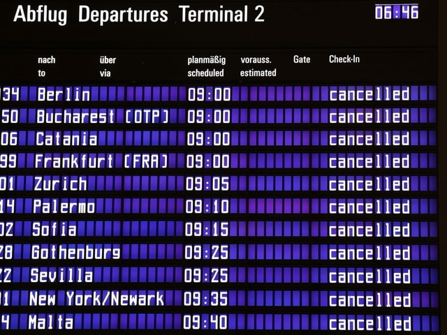 Anzeigetafel mit Flügen mit dem Vermerk «cancelled»