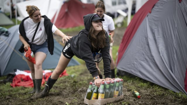 Frauen schleppen Getränke