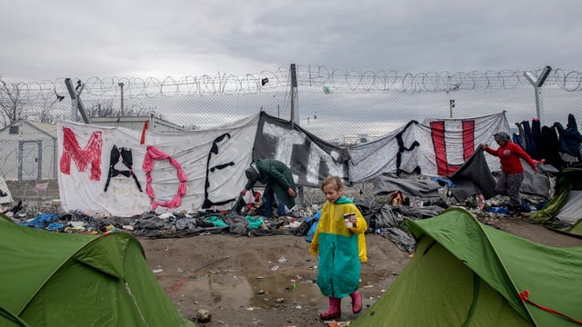 Flüchtlinge mit Transparent