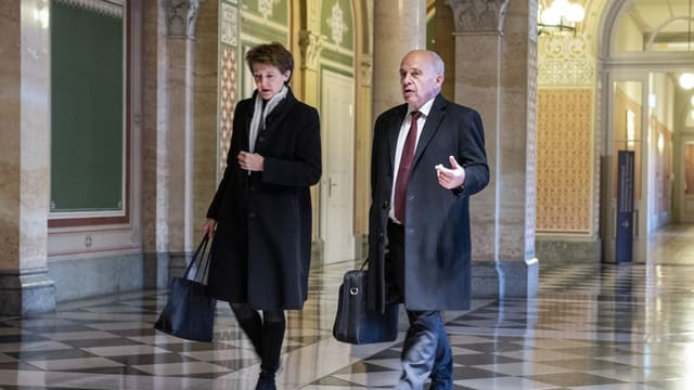 Simonetta Sommaruga und Ueli Maurer gehen nebeneinander an eine Bundesratssitzung.