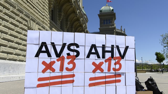 Kartons mit dem Logo des Initiativkomitees vor dem Bundeshaus.