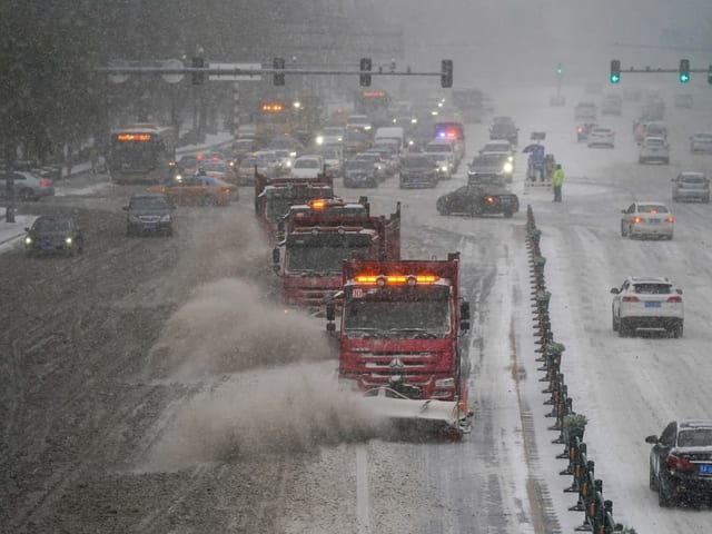 Eine von Schneemengen bedeckte Autobahn.