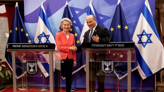 Ursula von der Leyen und Naftali Bennett geben sich die Hand.