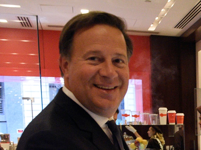 Juan Carlos Varela in einem Café.