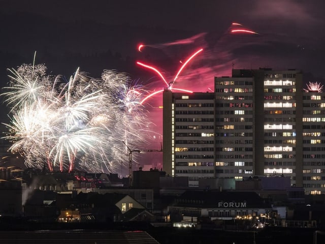 Das Zürcher Lochergut mit einem Feuerwerk im Hintergrund.