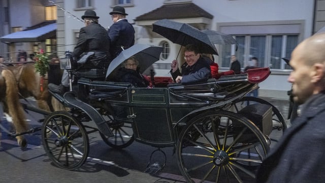 BR Albert Roesti und Hanni Roesti (seine Mutter) in einer Kutsche anlässlich der Bundesratswahl 2022