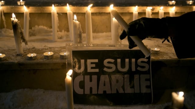 Candles and Je suis Charlie.