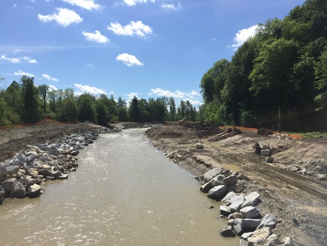 Renaturierungsarbeiten an Fluss.