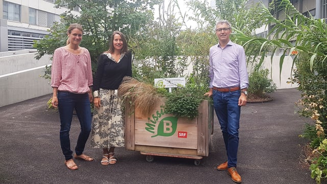 Bettina Walch und Isabella Sedivy übergeben Mission B an Robert Kräuchi.