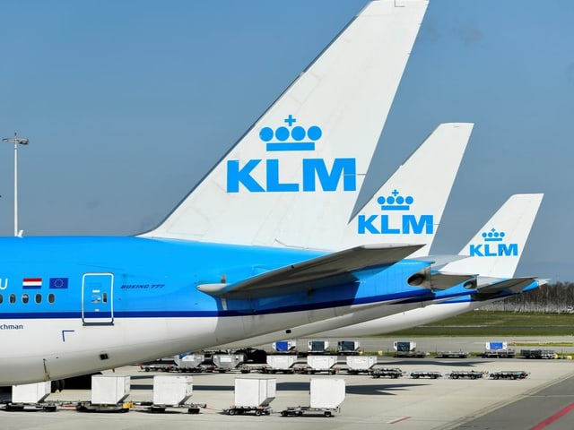 Flugzeuge der KLM auf dem Flughafen.