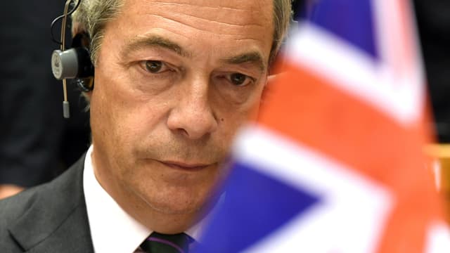 Ukip-Chef Nigel Farage sitzt im EU-Parlament vor einer britischen Fahne.