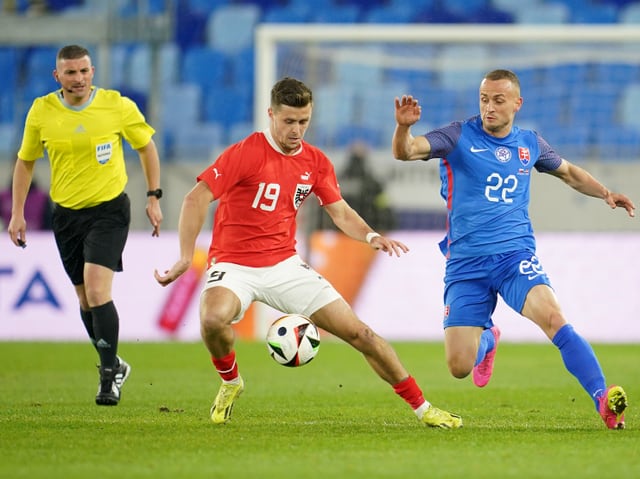 Christoph Baumgartner im Zweikampf mit Stanislav Lobotka