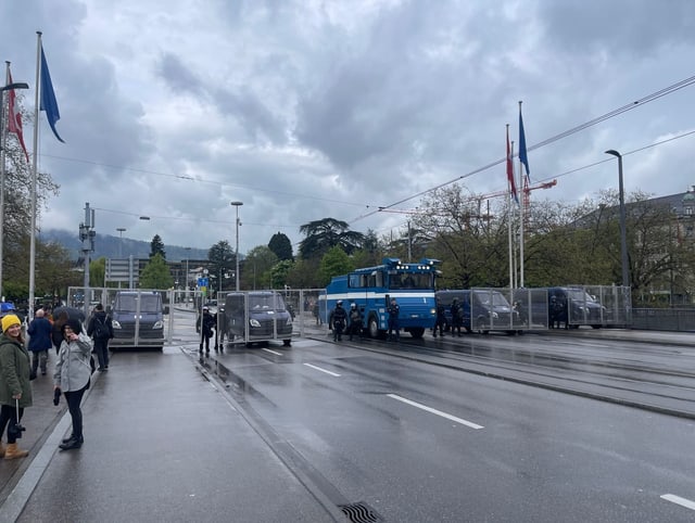 Einsatzfahrzeuge auf einer Brücke