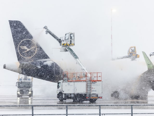 Ein Flugzeug wird enteist.