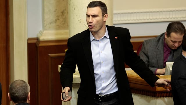 Klitschko mit zornigem Gesicht im ukrainischen Parlament.