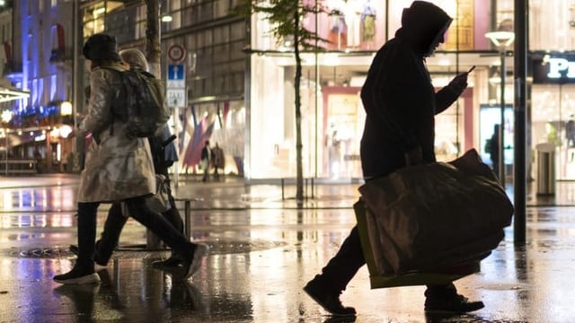 Strassenszene im Regen.