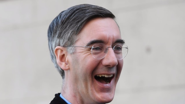 Jacob Rees-Mogg lacht im Bild.