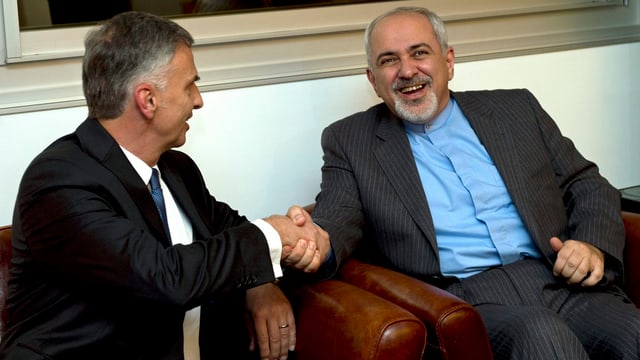 Didier Burkhalter und Mohammad-Javad Zarif bei einem Treffen in Genf, November 2013