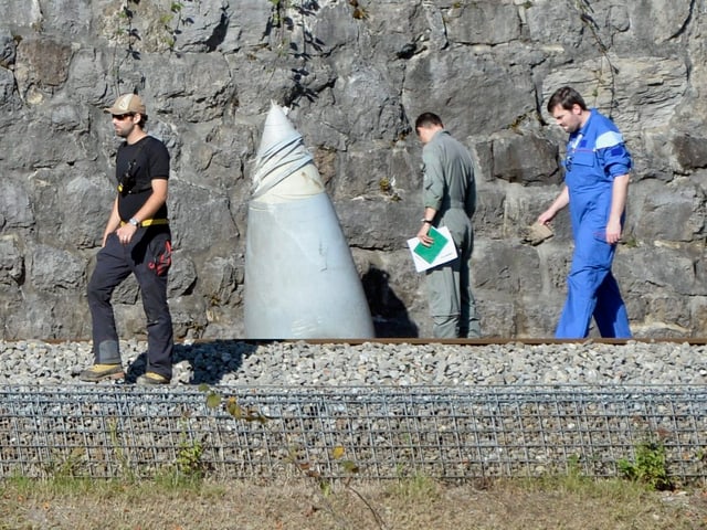 Helfer neben der Flugzeugspitze.