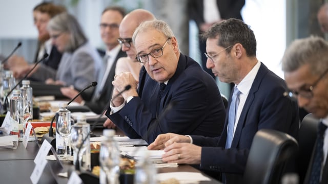 Parmelin berät mit anderen Personen.