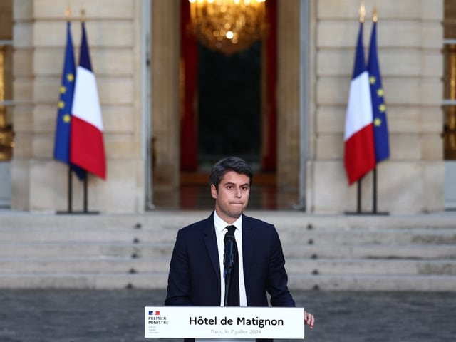 Sprecher hält Rede vor dem Hôtel de Matignon, Frankreich.