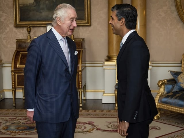 Charles III. und Rishi Sunak im Gespräch.