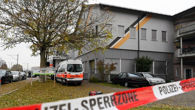 Die An'Nur Moschee in Winterthur, als sie noch für die Polizeirazzia abgesperrt war.