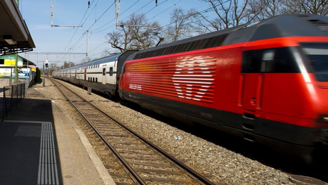 Ein fahrender Zug der SBB.