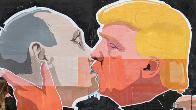 Graffiti, auf dem sich Trump und Putin innig küssen. 