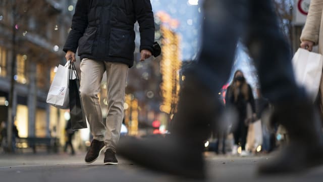 Menschen laufen der Bahnhofstrasse in Zürich entlang.