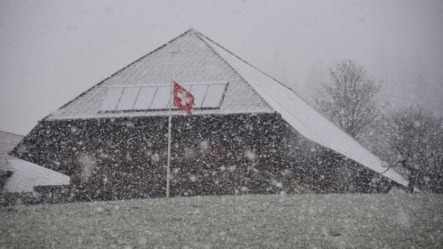 Schneeflocken und Bauernhaus