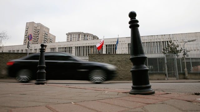 Auto fährt an polnischr Botschaft in Moskau vorbei.