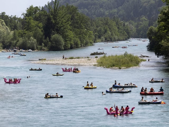 Viele Gummiboote auf der Aare in Bern.